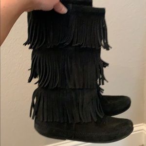 Minnetonka sz 8 3 tier leather moccasin boots.